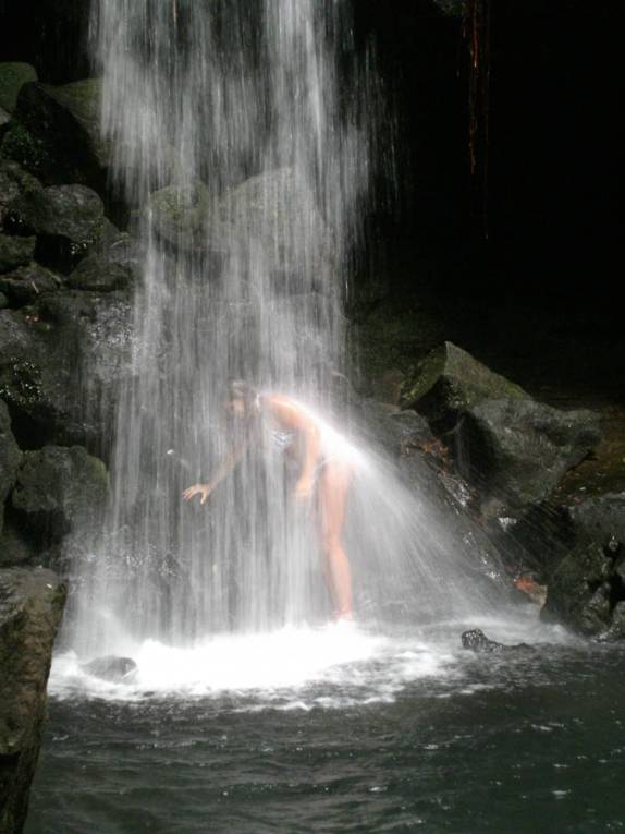 Delicioso banho de cachoeira em Emerald Pool, no Trois Pitons National Park, em Dominica, no Caribe